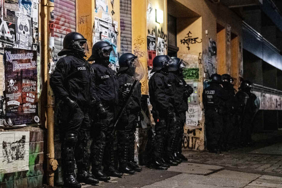 Im Visier der Polizei seien sieben Verdächtige, die im Mai einen Mann in einem Kreuzberger Spätkauf angegriffen haben sollen.