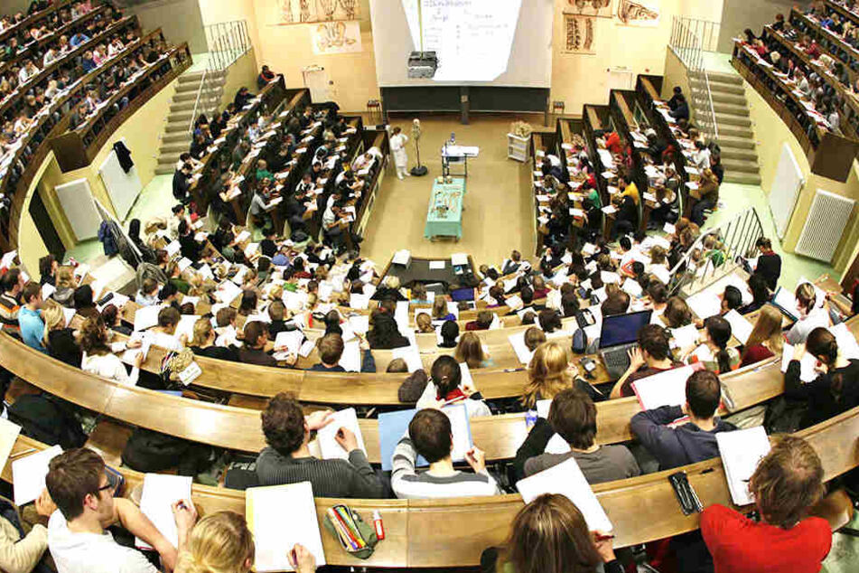 Außerhalb der Vorlesungen wurde die Akademikerin aufdringlich gegenüber den Studenten.