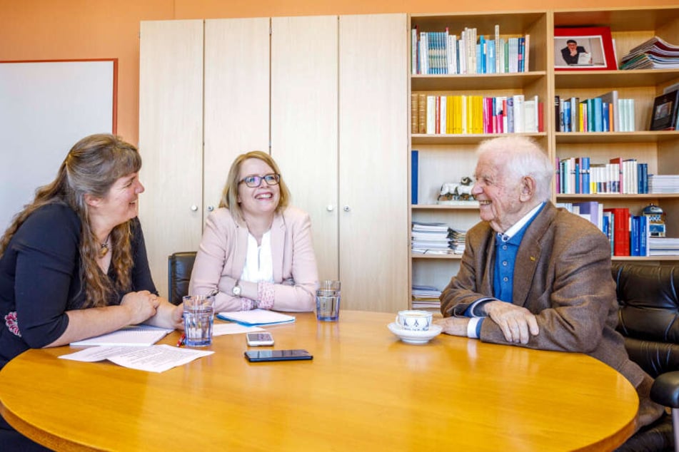 Der Politiker im Gespräch mit den Redakteurinnen Juliane Morgenroth (M.) und Pia Lucchesi (l.).