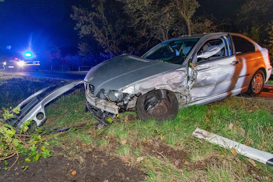 Jener 3er-BMW kollidierte in Mittelhessen am Mittwochabend frontal mit einem Opel Astra. Wie genau der Unfall ablief, ist bislang noch ungeklärt.