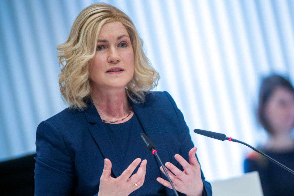 Manuela Schwesig (45, SPD), die Ministerpräsidentin von Mecklenburg-Vorpommern, spricht bei der Landtagssitzung.