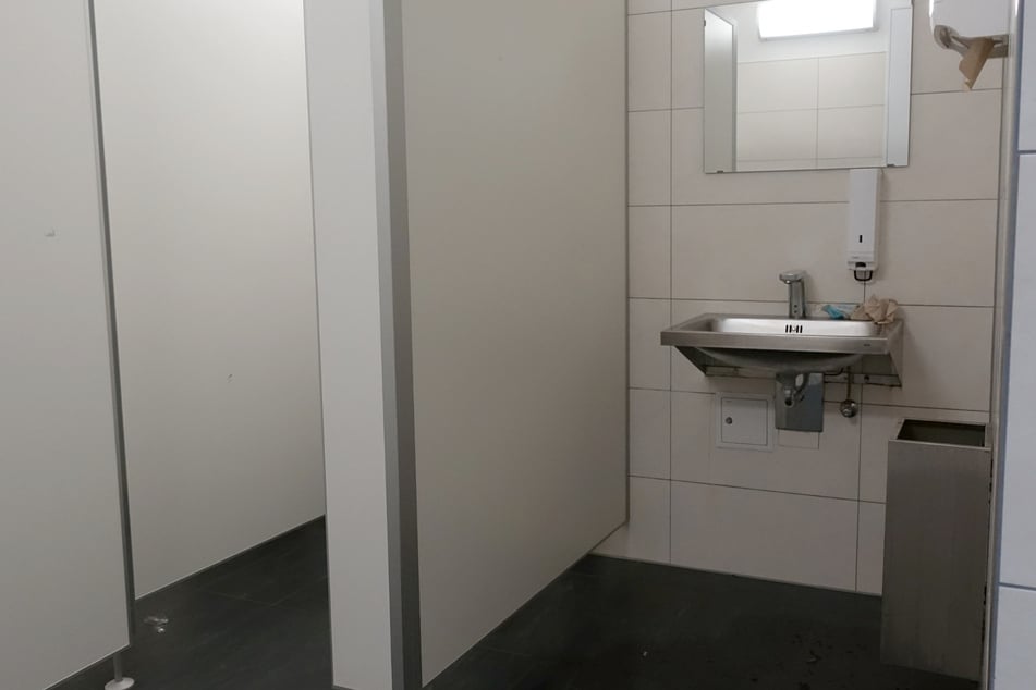 Von der Männertoilette zog dichter Rauch in die Empfangshalle.