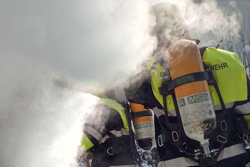 Die Feuerwehr München ging mit schwerem Atemschutz gegen den Kellerbrand in Forstenried vor. (Symbolbild)