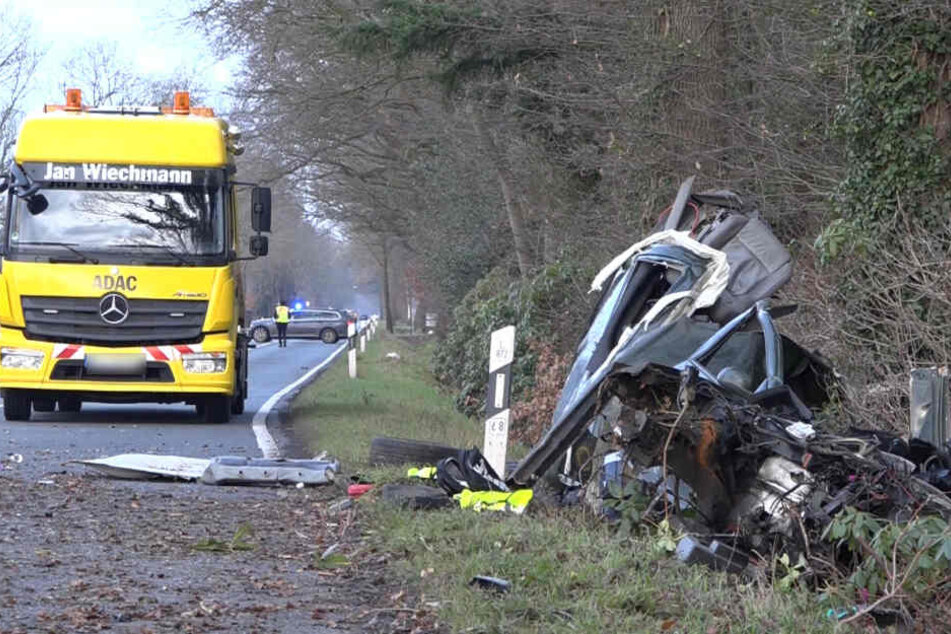 Das in mehrere Teile zerrissene Unfallwrack liegt am Straßenrand neben der Hatter Landstraße.