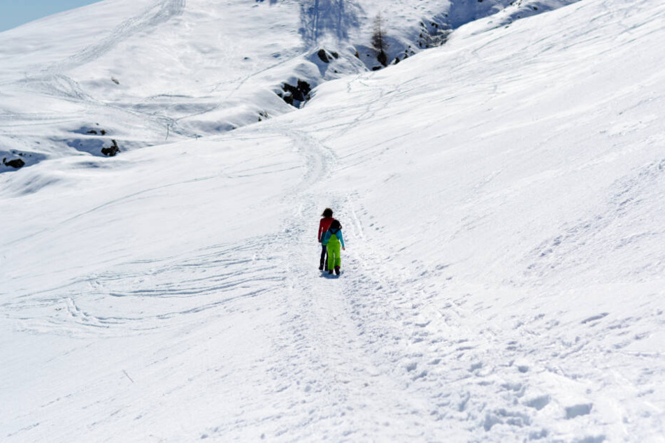 Die Kinder liefen fast einen Kilometer durch den Schnee, ehe sie Hilfe bekamen (Symbolbild).