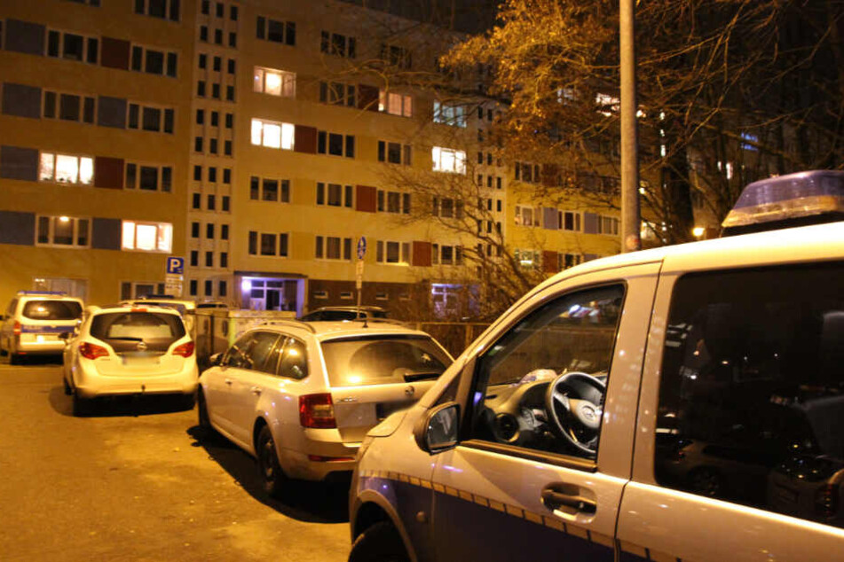 Streifenwagen stehen vor dem Wohnhaus.