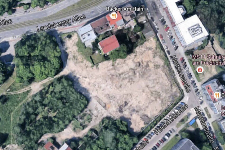 Auf einer Brache mitten in Berlin-Friedrichshain wurde bei Bauarbeiten ein Massengrab entdeckt.