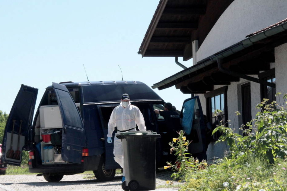 Der Opa und sein Enkel wurden schwer verletzt gefunden. Kurz darauf starb das Kind, einen Tag später unterlag auch der mutmaßliche Täter seinen Verletzungen.
