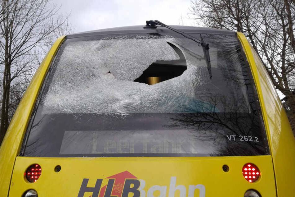 Die Gullydeckel schlugen in die Frontscheide der Bahn ein.