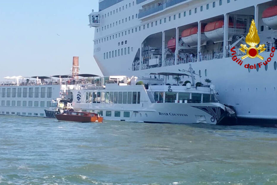 Das Kreuzfahrtschiff kollidierte mit dem Touristenboot.