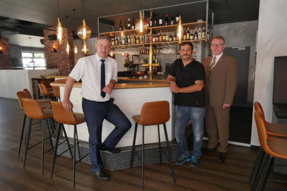 Atilla Horoz (Mitte) zeigt Bürgermeister Michael Berens (l.) und Wirtschaftsförderer Thomas Westhof (r.) das Werk 7.