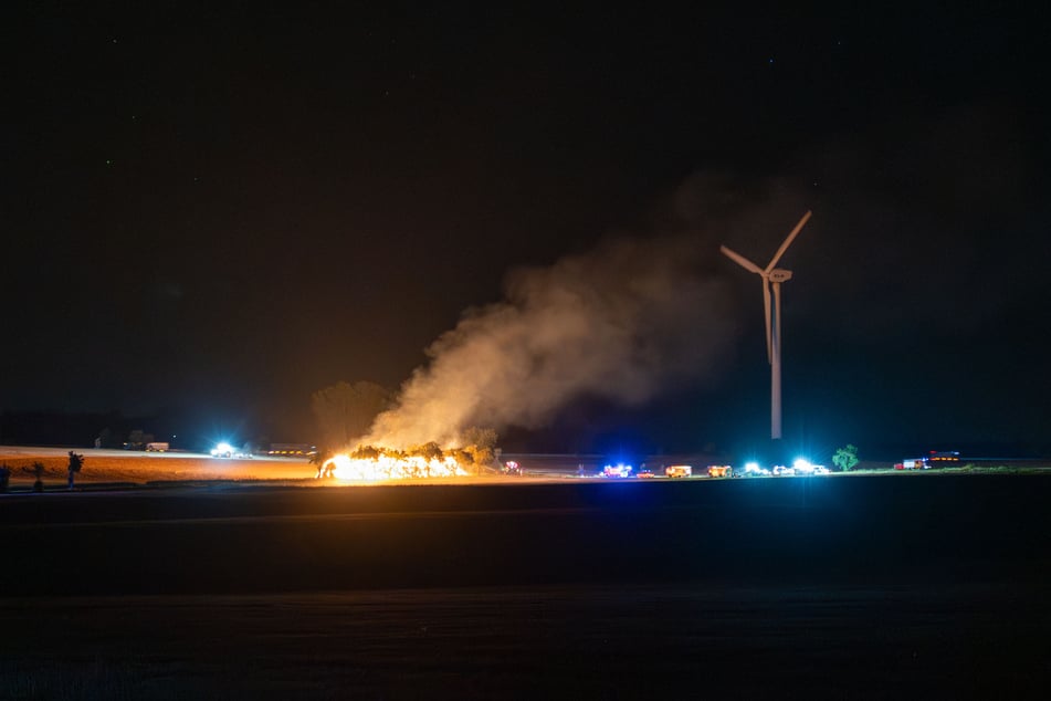 Das Feuer war von Weitem zu sehen. Zahlreiche Feuerwehrkräfte waren vor Ort.