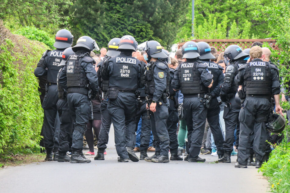 In der Breiten Straße in Zwönitz wurde der Montagsspaziergang gestoppt. Polizisten bildeten eine Barriere, um die Personalien der Teilnehmer aufzunehmen.