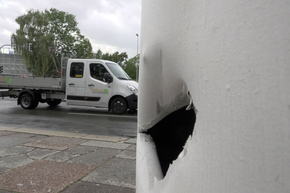 Die Explosion war so heftig, dass auch eine Litfassäule beschädigt wurde.
