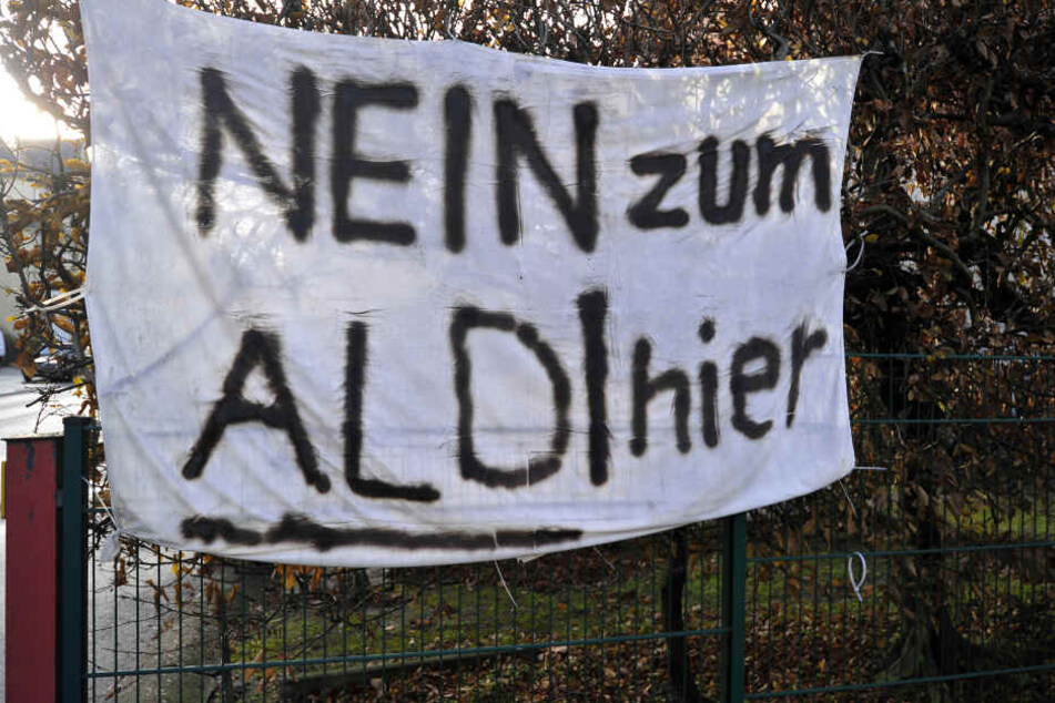 Plakat mit klarer Botschaft: Anwohner fürchteten im Falle eines Aldi-Umzugs ein höheres Verkehrsaufkommen auf der Bornaer Straße.