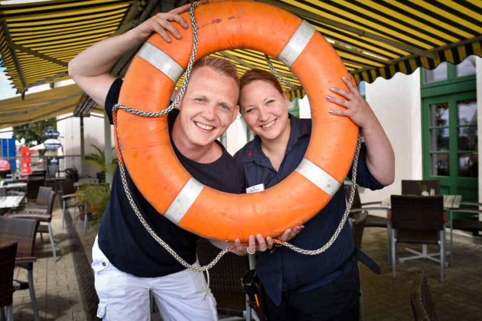 Wirt Thomas Kian-Zenker (35) und Kellnerin Anja Drobisch freuen sich auf neue Gäste im "Alberthafen".