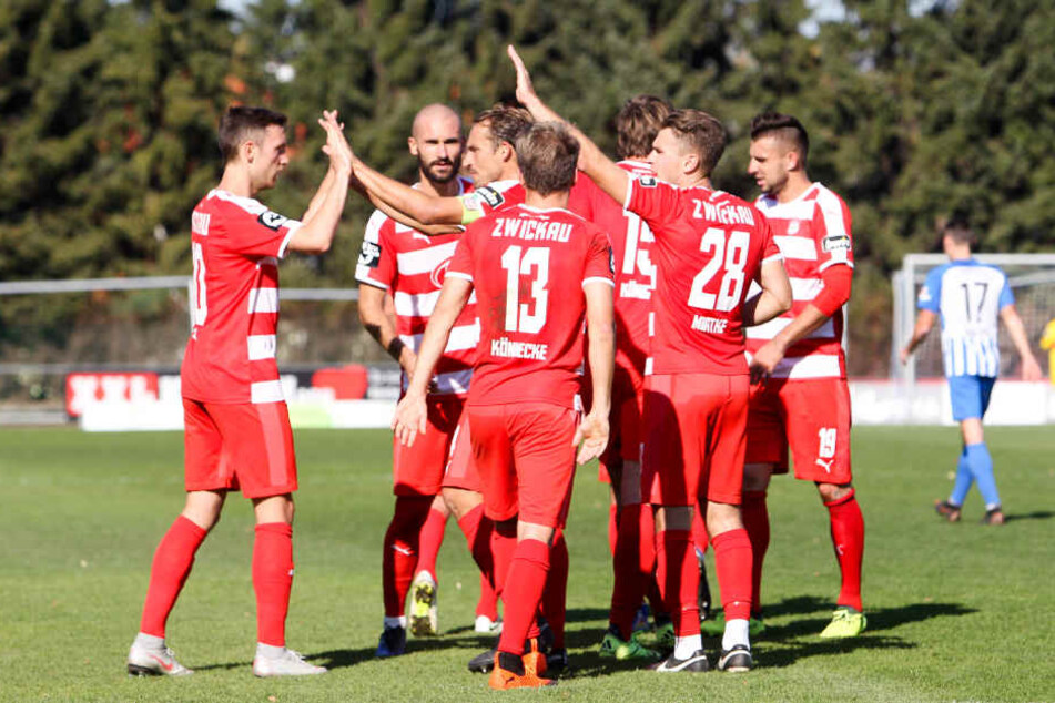 Zwickauer Spieler bejubeln das 1:2.