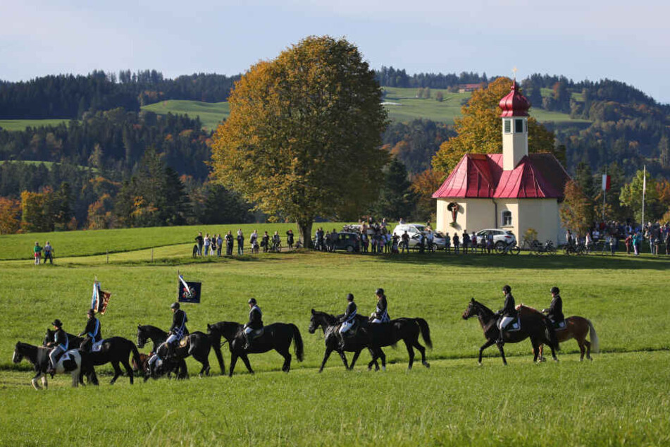 Reiter ziehen in einer Reiterprozession zur Wendelinskapelle. Die Wallfahrt findet seit 1931 zu Ehren des katholischen Heiligen Wendelin statt.