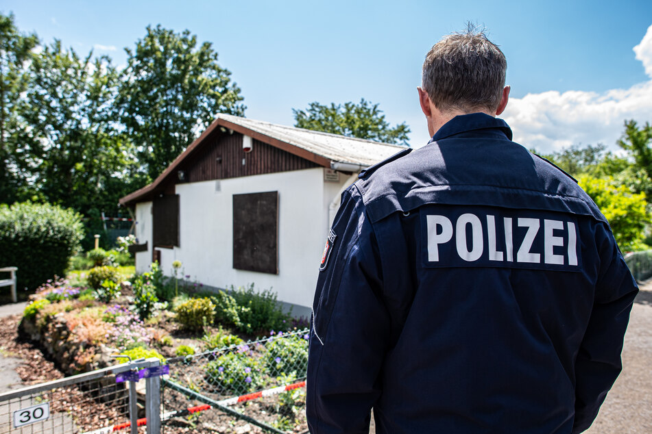 Die Polizei ermittelt zu dem in einer Gartenlaube in Parchim (Mecklenburg-Vorpommern) gefundenem toten Ehepaar (†45, †51). (Symbolbild)