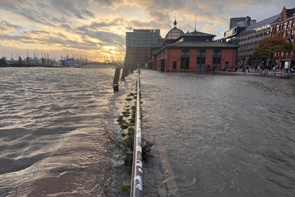 Der Hamburger Fischmarkt mit der Fischauktionshalle an der Elbe im Hafen stand am Freitag während einer Sturmflut unter Wasser.