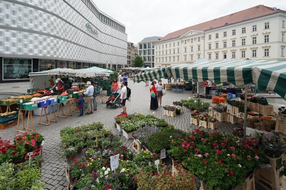 Ein Wochenmarkt in der Innenstadt von Leipzig ist der auf dem Richard-Wagner-Platz.
