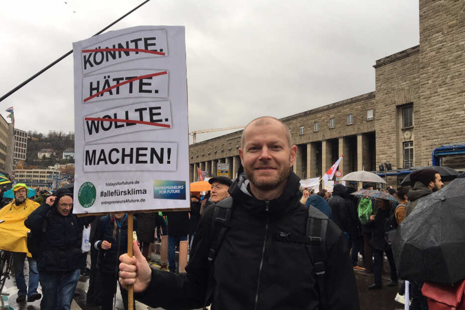 Stefan Marquardt steht vor dem Hauptbahnhof während des "Klimastreiks".