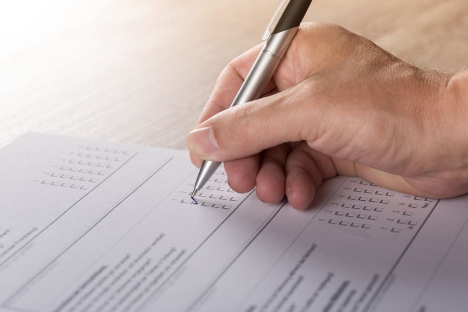 Fragebögen können einer Firma helfen, die Zufriedenheit von Arbeitnehmern und Kunden zu messen.