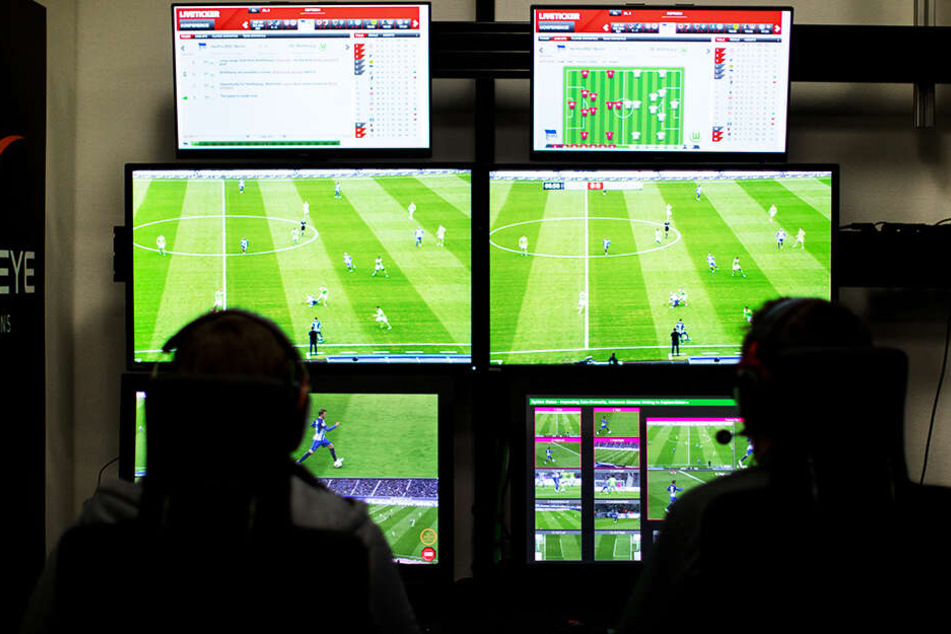 Die Video-Assistenten unterstützen den Referee, geben Hinweise, wobei dem Schiedsrichter auf dem Rasen letztendlich die endgültige Entscheidung trifft.