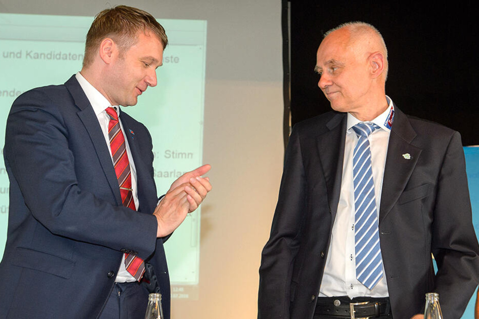 Der AfD-Abgeordnete Rudolf Müller erhält Beifall von André Poggenburg.