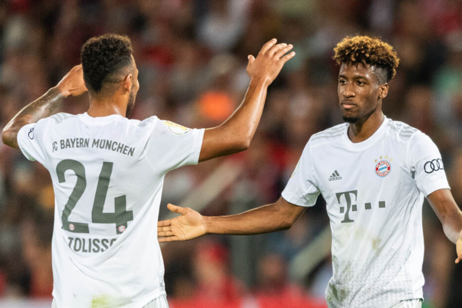 Corentin Tolisso (l) gratuliert Kingsley Coman zu seinem Treffer zum 0:2 gegen Cottbus.