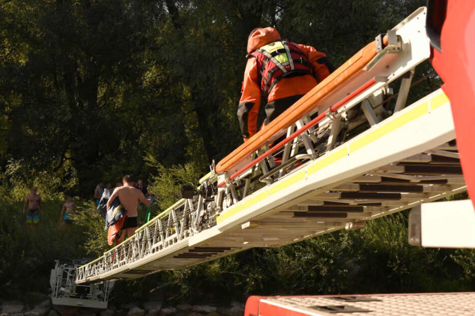 Die Feuerwehr legte eine Drehleiter über die Isar.