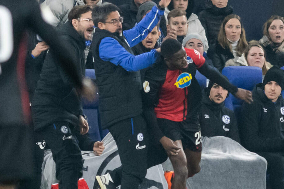 Jordan Torunarigha geriet während der Partie mit Schalke-Trainer David-Wagner aneinander.