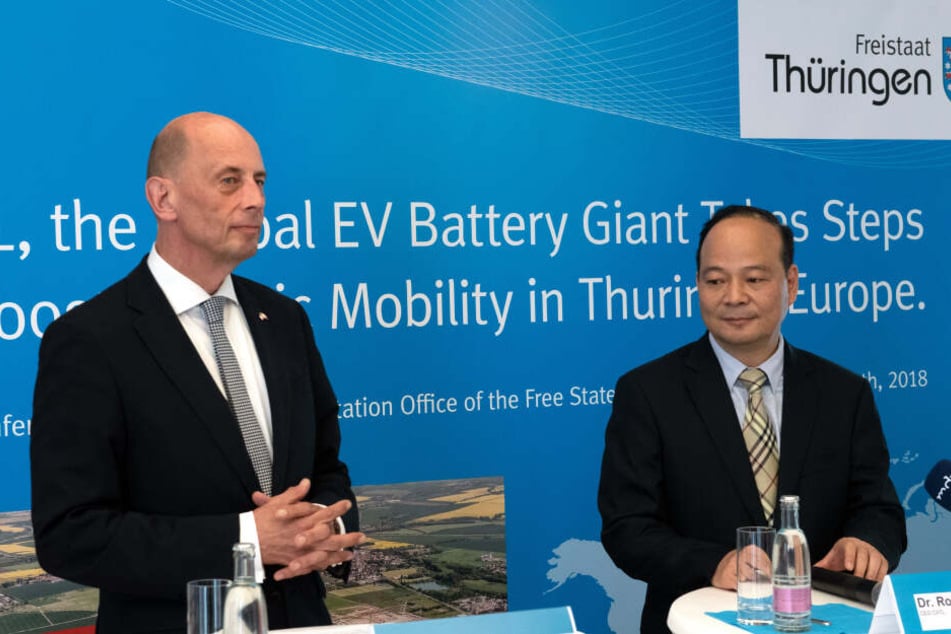 Thüringens Wirtschaftsminister Wolfgang Tiefensee mit CATL Vorstandvositzendem Robin Zeng (re.) bei der Vorstellung der Pläne für die Firma.