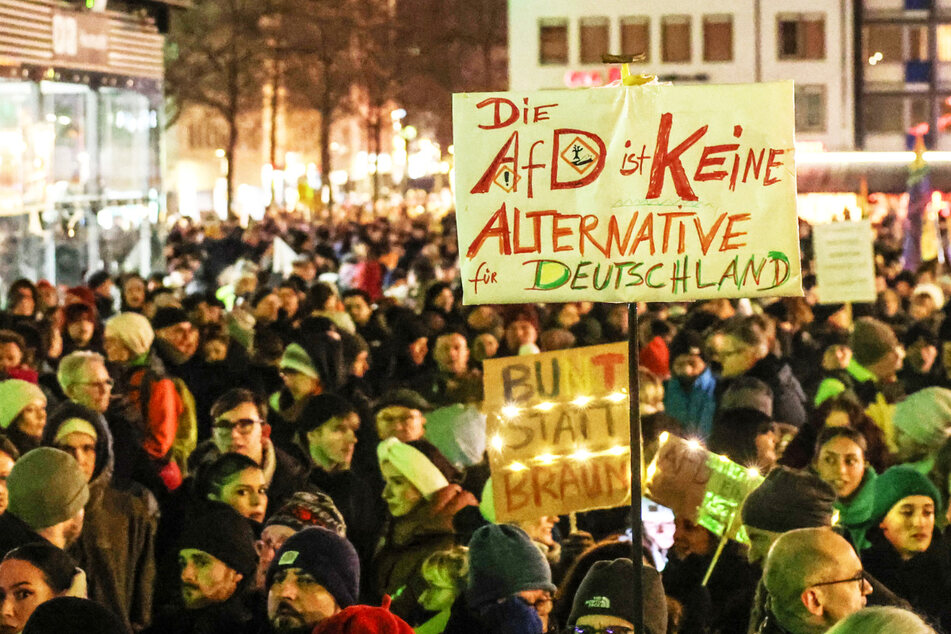 Am Dienstagabend kam es in Köln zu einer großen Demonstration gegen Rassismus und die AfD. Am kommenden Wochenende sind weitere Proteste in vielen deutschen Städten geplant.