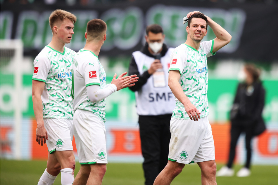 Niedergeschlagene Kleeblatt-Spieler: Fürth steht als erster Absteiger aus der Bundesliga fest.