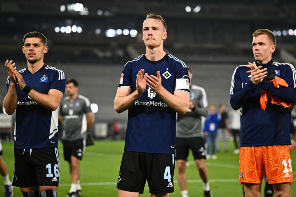 Die HSV-Spieler waren nach der deutliche 0:3-Pleite im Relegations-Hinspiel gegen den VfB Stuttgart sichtlich enttäuscht.