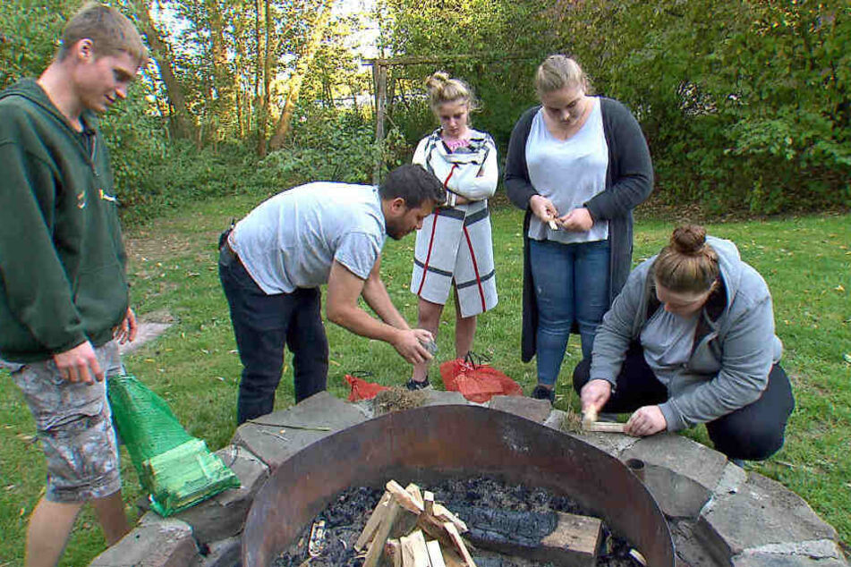 Zurück zur Natur: Peter und Flo wollen mit der Familie ein Lagefeuer machen. Allerdings hat niemand ein Feuerzeug dabei. Nun müssen sie auf urzeitliche Methoden zurückgreifen.