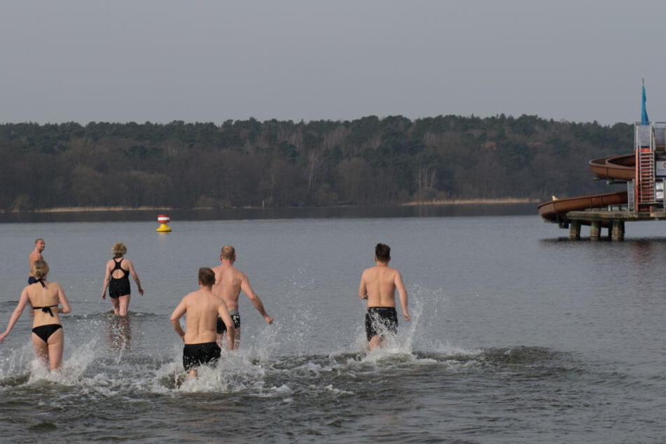 Zahlreiche Wagemutige rennen am 30.03.2018 bei der Eröffnung der Freibädersaison im Strandbad Wannsee ins Wasser.