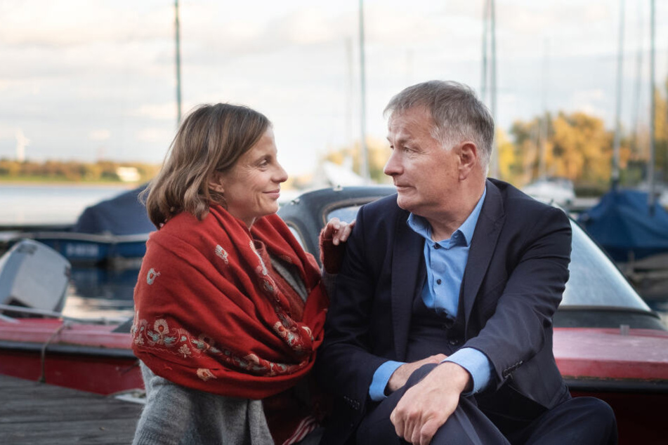 Während Dr. Heilmann für mehr Romantik zwischen ihm und seiner Katja sorgen möchte, verletzt sich deren Sohn Hanno unter seiner Verantwortung. Wie geht es nun mit den beiden weiter?
