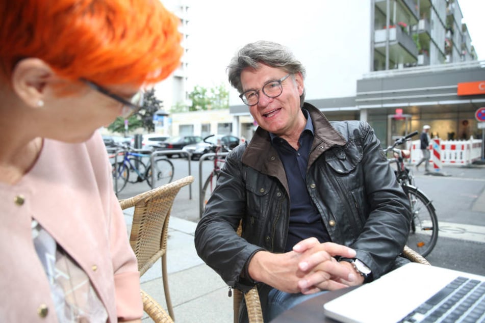 Zuversichtlich berichtet Peter Escher Morgenpost-Reporterin Katrin Koch von seinem neuen Online-Portal moneycheck.de