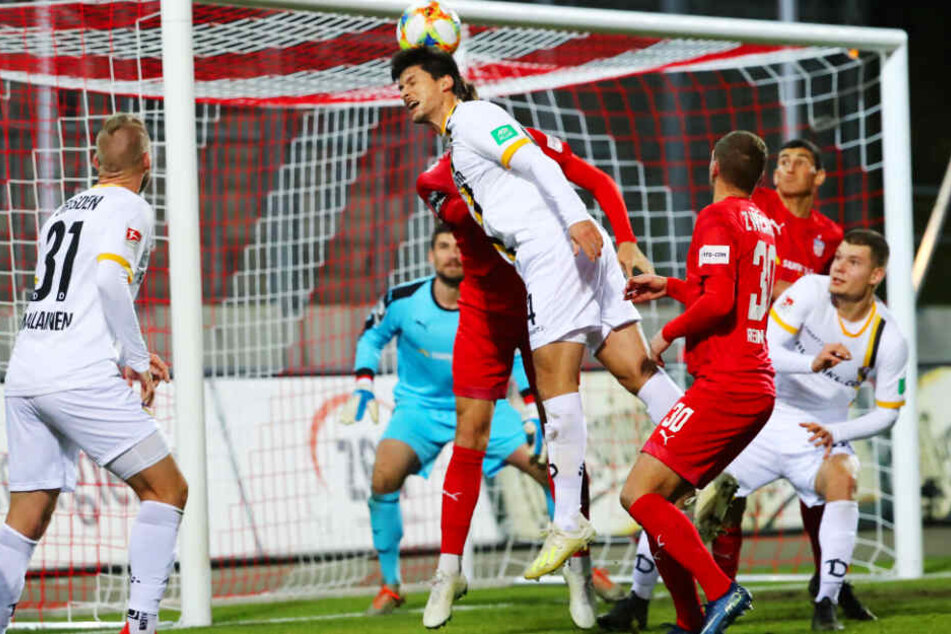 Jannis Nikolaou, hier im Testspiel der Dresdner gegen den FSV Zwickau bei einem Kopfball, hat im Camp als Innenverteidiger ein gute Figur abgegeben.