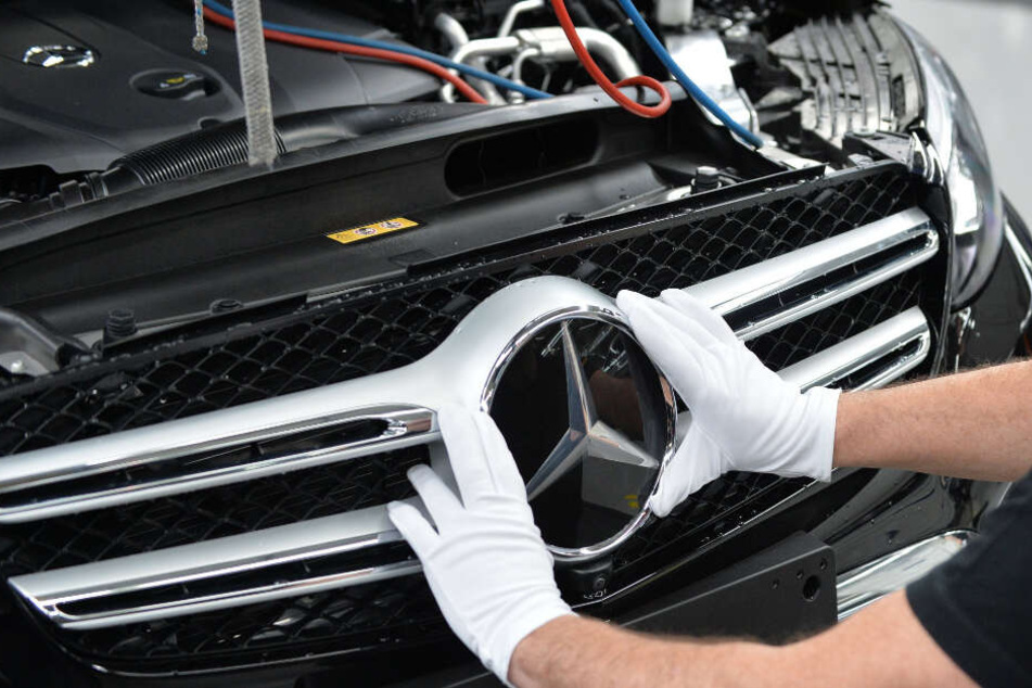 Ein Mercedes-Neuwagen mit einer bestimmten Ausstattung soll künftig bei jedem Händler gleich viel kosten, egal ob on- oder offline.