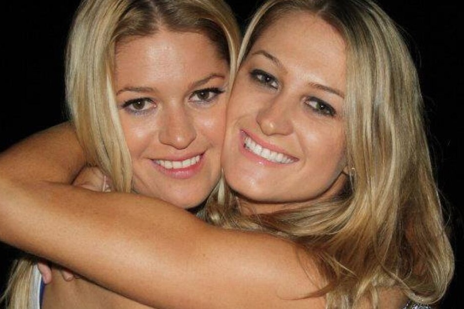 Sally mit ihrer Schwester Bec.
