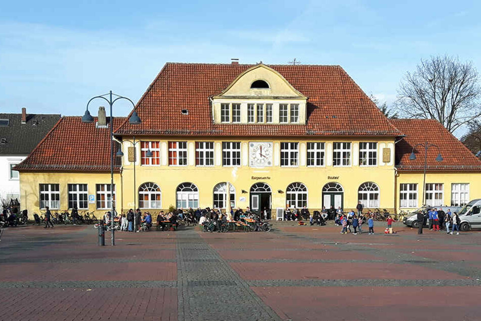 Vor der Bürgerwache auf dem Siegfriedplatz findet am Wochenende der Weihnachtsmarkt statt. (Symbolbild)