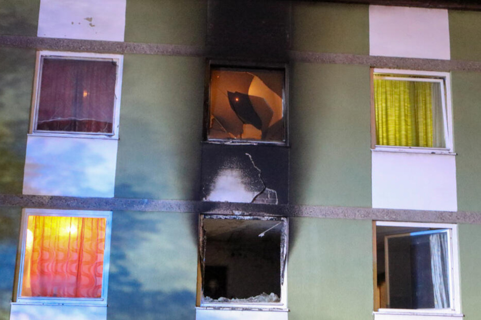 Das Feuer brach offenbar in einer Wohnung im Obergeschoss aus.