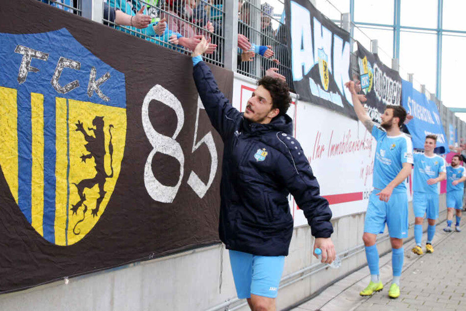Himmelblauer Königstransfer: Philipp Hosiner klatscht mit den Fans ab.