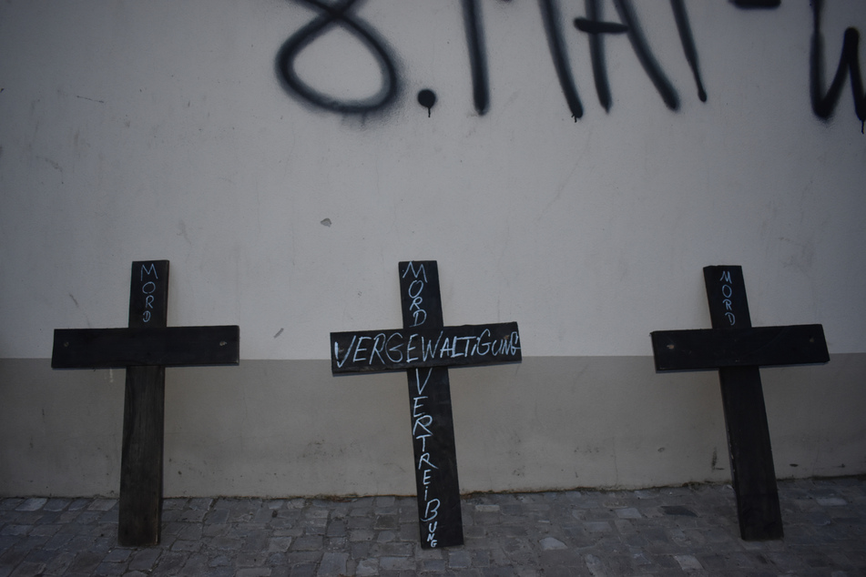 Neben Graffiti wurden auch dreizehn Holzkreuze mit verschiedenen Schriftzügen festgestellt.