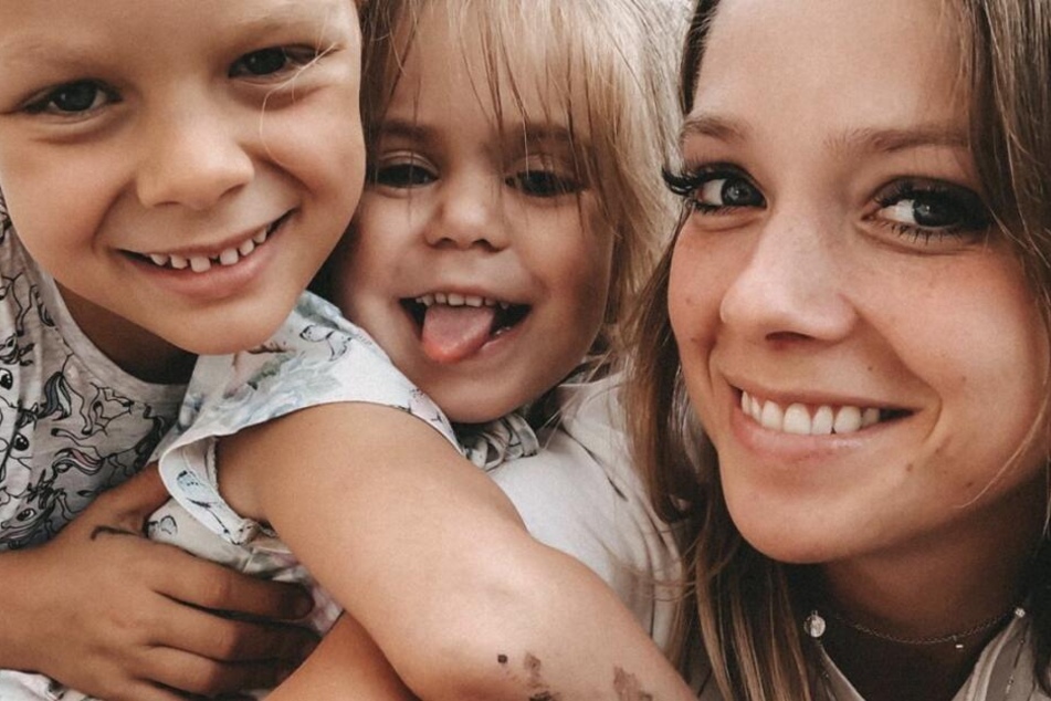 Anne Wünsche (28) mit ihren Töchtern Miley (l.) und Juna.