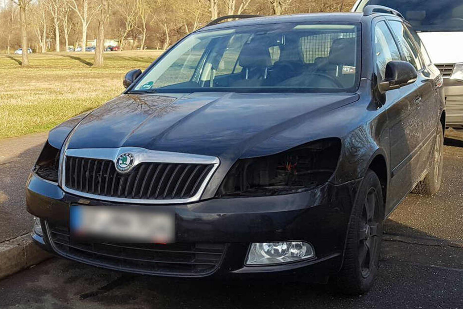 Auch dieser Octavia wurde im Bereich Roter Berg um seine Scheinwerfer erleichtert.