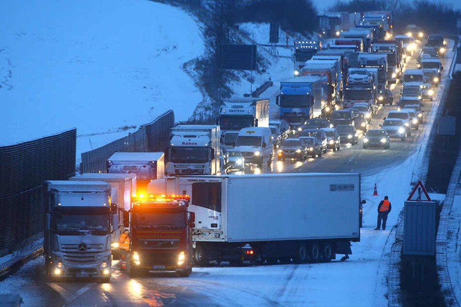 Auf der A4 standen mehrere LKW quer und verursachten Stau.
